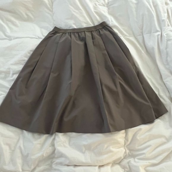Uniqlo Taupe Pleated Skirt with Pockets EUC - Picture 2 of 4